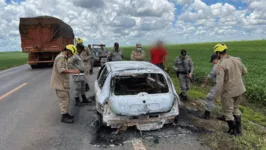 O veículo carbonizado foi encontrado pela PM em rodovia de Goiás. No carro foram encontrados quatro os corpos.