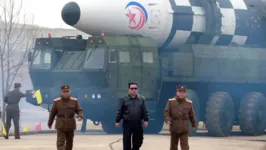 O ditador norte-coreano Kim Jong Un em frente a um míssil. Foto foi divulgada pela mídia estatal em 25 de março de 2022.