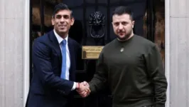 O presidente ucraniano Volodimir Zelensky cumprimenta o primeiro-ministro do Reino Unido, Rishi Sunak, em frente ao número 10 da Downing Street, nesta quarta-feira (8).