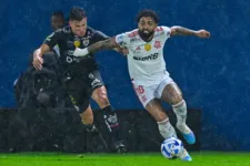 Gabigol bastante marcado. Mengão sai do Equador com derrota