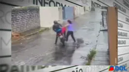 Vítima coloca o ladrão pra correr após golpes de guarda-chuva.
