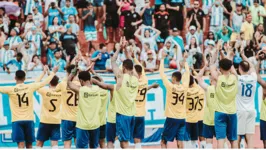 Jogadores do Paysandu agradecem presença da torcida, no amistoso, em Barcarena