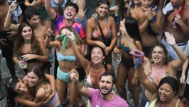 Após 2 anos sem carnaval de rua, devido à pandemia da covid-19, os foliões voltaram a pular carnaval pelas ruas do Rio, no último final de semana.
