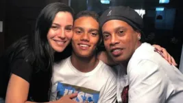 João Mendes ao lado da mãe Janaína Mendes e do pai Ronaldinho Gaúcho.