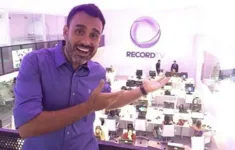 Apresentador da Record falou sobre o preconceito após assumir o relacionamento com o rapaz.