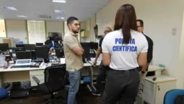 Computadores do Tribunal são analisados por profissionais em busca da identificação do autor do crime