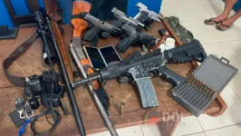 Armas de fogo, incluindo armamento de grosso calibre, munições e radiocomunicadores apreendidos com acusados