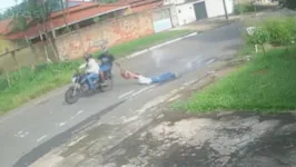 O garupa de uma moto tentou puxar a bolsa da vítima, que segurou o objeto.