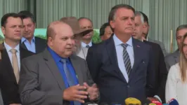 Ibaneis Rocha ao lado de Jair Bolsonaro, com Anderson Torres ao fundo, durante evento de campanha no DF.