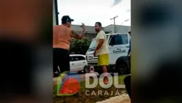 A discussão foi flagrada por um motorista que passava no momento