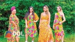 Mulheres usando vestidos confeccionados com Projeto Social Chita Chic