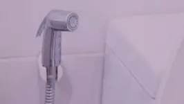 Ducha de banheiro é usada para fazer a chuca