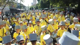 Bateria é um dos destaques do desfile que mostra o resultado das oficinas