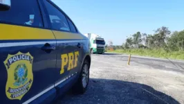 Agentes da PRF realizam buscas para localizar condutor de caminhão, que fugiu do local do acidente na BR-010, em Ulianópolis.