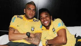 Robinho e Daniel Alves, que chegaram a atuar juntos na Seleção Brasileira, atualmente estão envolvidos em crimes sexuais.