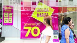 Lojas no comércio buscam liquidar os estoques nos próximos dias