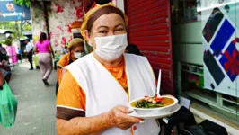 Cena comum nas esquinas de Belém: todos se deliciando com os mais variados pratos.