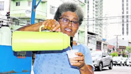 Vera Lúcia vende café da manhã para ajudar nas contas de casa