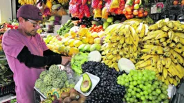 O feirante Nildo Moreira diz que algumas frutas tiveram destaque no reajuste, como o mamão e a tangerina.