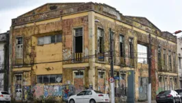 Localizado na Rua Padre Champagnat, esquina com a Rua Dr. Assis, no bairro da Cidade Velha.