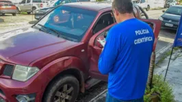 Perito da Polícia Científica vistoria carro apreendido em operação policial.