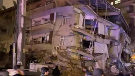 Prédios destruídos após forte terremoto na Turquia.