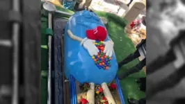 Caixão gigante de M&Ms