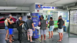 Nem a fila extensa para fazer a “fezinha” desmotivou os apostadores em uma lotéria