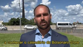 Eduardo Bolsonaro é o garoto propaganda e classifica o pai como "o melhor presidente do Brasil".