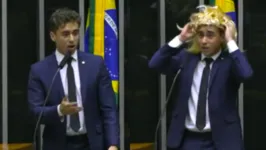 Durante o discurso, Nikolas vestiu uma peruca