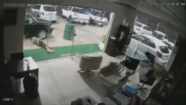 As câmeras de segurança mostraram o homem na porta da concessionária.