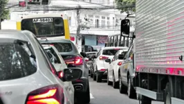 Se o motorista perceber que o carro está consumindo combustível num nível mais elevado, deve verificar o motivo do problema