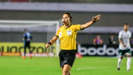 Após pênaltis não marcados, escalação de Edna Alves preocupa diretoria santista.