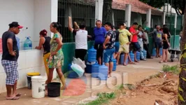 Consumidores na manhã desta segunda-feira (20) formam fila no chafariz da Escola Terezinha de Souza Ramos, entre as Folhas 17 e 18, na Nova Marabá