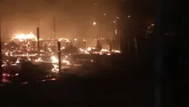 Imagem ilustrativa da notícia Vídeo: incêndio atinge casas em Marudá