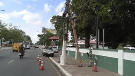 Ligação clandestina da frente de quartel em Belém é desligada.