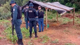 Os ocupantes, que estavam desarmados, foram orientados pelos agentes policiais a desmontarem os barracos e deixarem o local