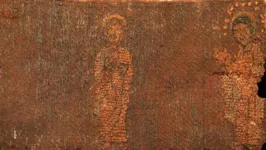 O artefato iconográfico, com as representações de Jesus Cristo e João Batista, foi encontrado em um assentamento medieval.