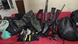 Com os suspeitos a polícia apreendeu um verdadeiro arsenal