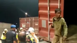 Como o jovem sobreviveu dentro da estrutura de ferro ainda é um mistério.