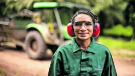 Alice Cordeiro ocupa o cargo de operadora de trator agrícola após uma série de cursos. Ela é a primeira mulher a operar esse equipamento na empresa