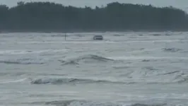 Carro atolado em praia de Ajuruteua