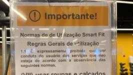 Aviso fixado em academia