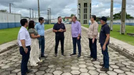 Diretores da Companhia de Saneamento do Estado e equipe técnica