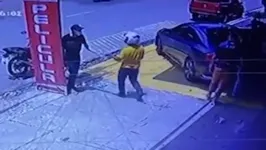 Câmeras de segurança flagraram o momento do crime