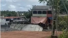 Várias casas foram engolidas pelo rio Maratuíra, que banha a região