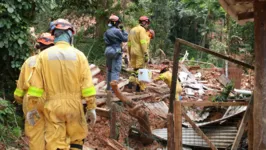 A vítima seria uma mulher, que acabou sendo soterrada pelos deslizamentos que destruíram a Vila Sahy, um dos locais mais atingidos.