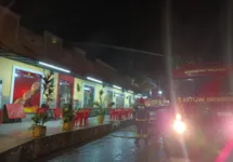 Bombeiros estão no local