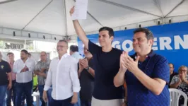 O governador Helder Barbalho (MDB) assinou o documento que autoriza o início das obras do novo Terminal Hidroviário de Icoaraci na manhã deste domingo (9)