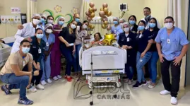 Equipe hospitalar e de humanização da Unacon comemora aniversário de paciente